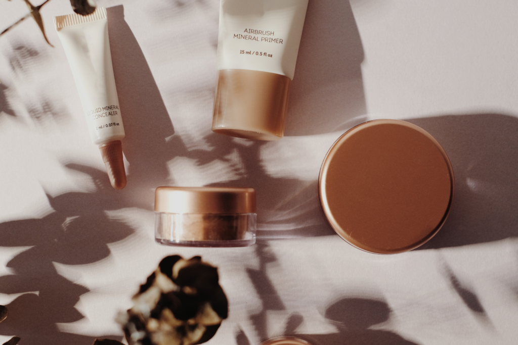 A imagem ilustra embalagem de produtos para cuidados com a pele